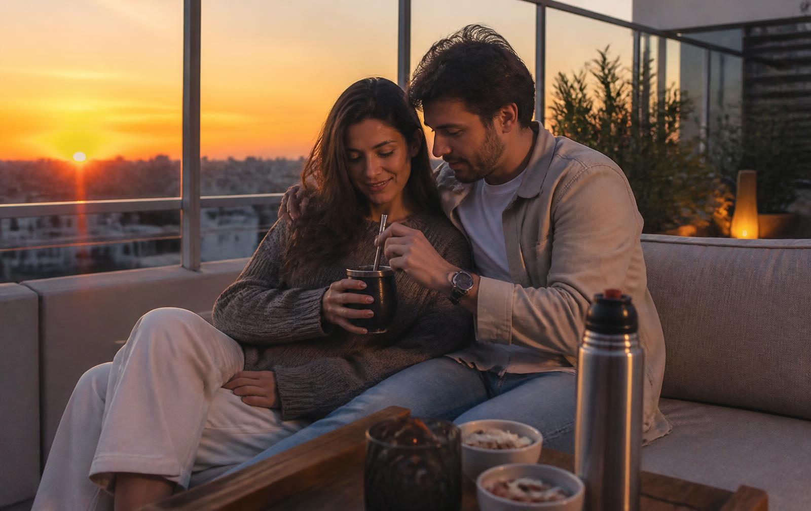 Pareja compartiendo un mate al atardecer